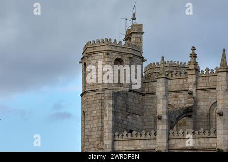 Detail der Kathedrale von Guarda in Portugal, gotischer Stil mit Manuelineinfluss Stockfoto