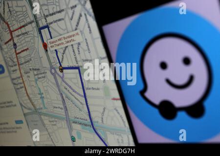 12. März 2024, Sleman, Yogyakarta, Indonesien: In dieser Abbildung ist das Logo der kostenlosen Navigationssoftware von Google für Mobiltelefone und Tablet-PCs mit GPS (Global Positioning System) Waze auf dem Smartphone-Bildschirm zu sehen. Waze hat angekündigt, dass er seine App um sechs neue Funktionen erweitert, die sie für den sicheren Transport von Benutzern noch nützlicher machen. Zu diesen Funktionen gehören Navigation in Kreisverkehren, Sicherheitswarnungen für Ersthelfer, Warnungen zu Geschwindigkeitsbegrenzungen, Warnungen zur lokalen Navigation, Informationen zum Einparken und Routeninformationen. (Bild: © Angga Budhiyanto/ZUMA Press Wi Stockfoto