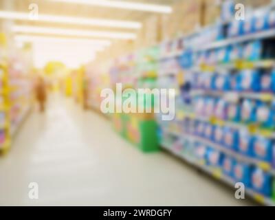 Waschmittelregale im Wäschereibereich in Supermärkten oder Lebensmittelgeschäften verschwommener Hintergrund Stockfoto