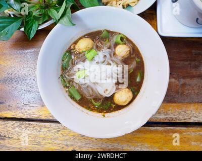 thailändische Fleischkugel-Nudelsuppe Stockfoto