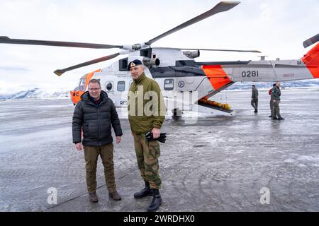 Kautokeino 20240309.der norwegische Verteidigungsminister Bjorn Arild Gram und der Einsatzleiter Konteradmiral Rune Andersen sind auf dem Weg an Bord eines SAR Queen AW101 Rettungshubschraubers in Alta nach Finnland. Zum ersten Mal in der Geschichte wird der Feind der Übung, finnische und schwedische Truppen, versuchen, Norwegen "einzumarschieren", wenn der Grenzübergang in Valtakunnanraja nördlich von Kivilompolo in Finnland überquert werden soll. Gleichzeitig versuchen lokale Heimatverteidigungskräfte, die professionellen Streitkräfte der US Navy zu besiegen. Mehr als 20.000 norwegische und alliierte Soldaten aus 13 Ländern werden gemeinsam auf d trainieren Stockfoto