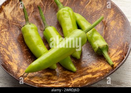 Schüssel mit ganz frischen, rohen, grünen, heißen Paprika aus nächster Nähe Stockfoto