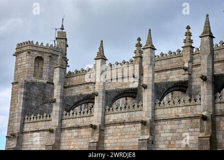 Detail der Kathedrale von Guarda in Portugal, gotischer Stil mit Manuelineinfluss Stockfoto