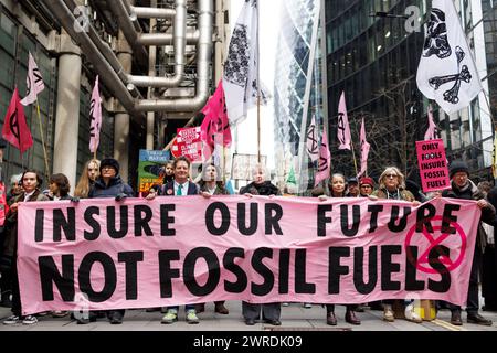 Februar 2024. Lloyds of London Insurance Building, City of London“. Versichern Sie sich, dass die Demonstranten unserer Zukunft Lloyds of London umgeben und fordern sie auf, unverzüglich Maßnahmen zu ergreifen, um die Klimakrise zu verlangsamen und den dringenden Übergang von gefährlichen fossilen Brennstoffen zu sauberer Energie zu unterstützen. Die Besetzung ist Teil einer globalen Aktionswoche, die vom Netzwerk Versicherungs-unser-Zukunft organisiert wird und vom 26. Februar bis 3. März läuft. Basisgruppen und Aktivisten aus der ganzen Welt kommen zusammen, um Maßnahmen zu fordern. Veranstaltungen finden in Großbritannien, den USA, Japan, Südkorea, Uganda, DRK, Schweiz, Frankreich, Peru, Kolumbien Stockfoto