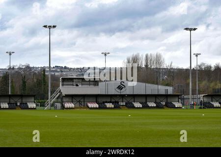 Landore, Swansea, Wales. 9. März 2024. Die Haupttribüne der Swansea City Academy in Landore mit der Academy Scheune, die das Swansea City Club-Wappen dahinter zeigt, während des U13-Freundschaftsspiels zwischen Swansea City und Plymouth Argyle an der Swansea City Academy in Landore, Swansea, Wales, Großbritannien am 9. März 2024. Quelle: Duncan Thomas/Majestic Media. Stockfoto