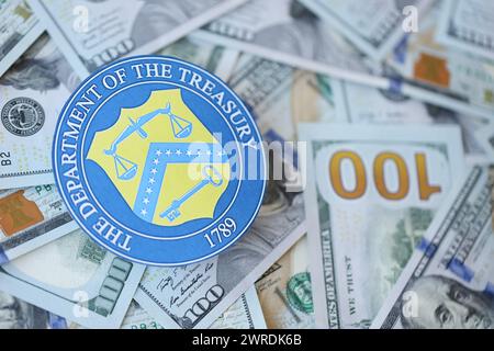 KIEW, UKRAINE - 9. MÄRZ 2024 US das Finanzministerium versieht viele US-Dollar-Scheine Stockfoto