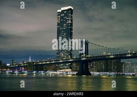 Manhattan Bridge, eine Hängebrücke, die den East River in New York City überquert und Lower Manhattan mit der Innenstadt von Brooklyn verbindet. Abends Stockfoto