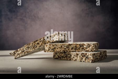 Dunkle Vitrine aus Naturstein. Leere Podium-Präsentationskosmetik. Minimalistische Branding-Szene. Stockfoto
