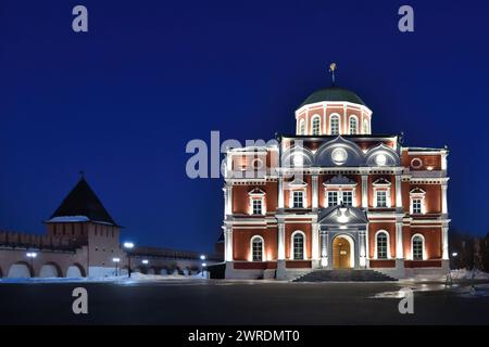 Nachtansicht auf das Gebäude der ehemaligen Epiphanienkathedrale im Kreml Tula, heute ist das Waffenmuseum Stockfoto