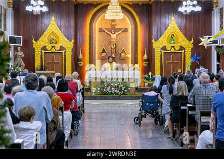 Weihnachtsmesse in St. Nikolaus Katholische Kirche, Pattaya, Thailand Stockfoto