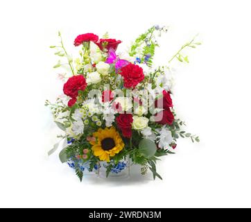 Buntes Blumenstrauß-Arrangement Herzstück in der Vase isoliert auf weißem Hintergrund Stockfoto