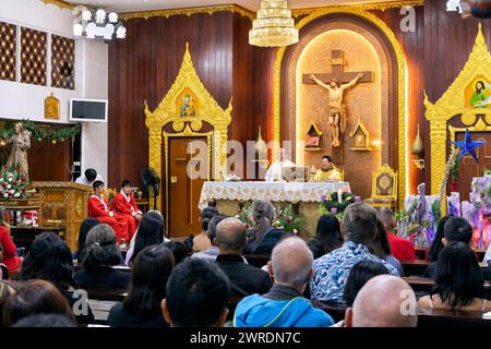 Weihnachtsmesse in St. Nikolaus Katholische Kirche, Pattaya, Thailand Stockfoto