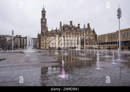 City Park, der sich auf dem denkmalgeschützten Bradford City Hall befindet, einem öffentlichen Raum mit beleuchteten Wasserfontänen und freiem Zugang. Stockfoto