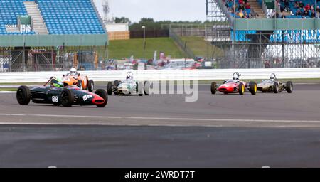Alex Ames in Blau und Rot, 1963, Brabham BT6, durchgesehen von Duncan Rabagliati in seinem Orange, Alexis HF1 und Timothy de Silver in seinem Brabham BT2 Stockfoto