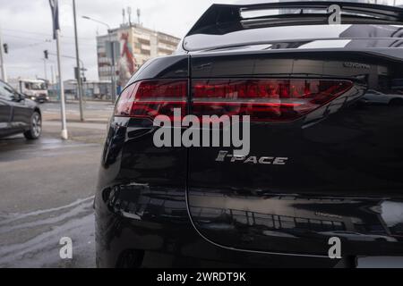 Schwarzes stilvolles modernes Elektroauto Jaguar i-Pace, Marke transnationaler Automobilhersteller Jaguar Land Rover, Sustainable Transport, Indian Tat Stockfoto