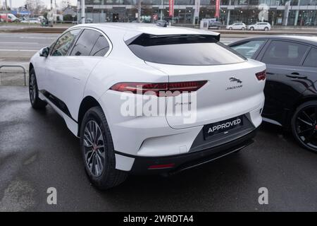 Weißes stilvolles modernes Elektroauto Jaguar i-Pace, Marke transnationaler Automobilhersteller Jaguar Land Rover, nachhaltiges Transportwesen, Indian Tat Stockfoto