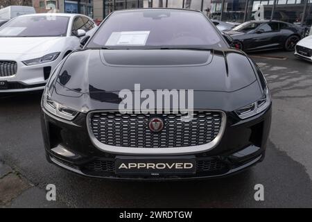 Schwarzes stilvolles modernes Elektroauto Jaguar i-Pace, Marke transnationaler Automobilhersteller Jaguar Land Rover, Sustainable Transport, Indian Tat Stockfoto