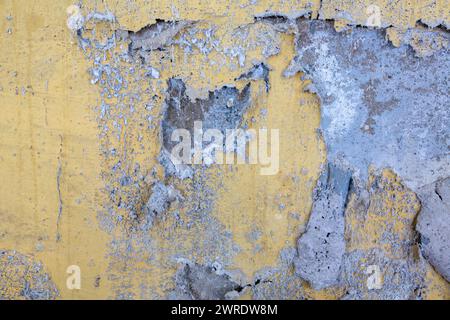 Salpeter an einer Wand in einem Raum, gesundheitsschädlich Stockfoto