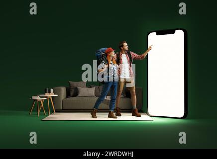 Junger Mann und Frau, Paar mit Rucksäcken auf dem Rücken, die auf den riesigen 3D-Bildschirm schauen, Tickets online kaufen, Reiseziel wählen. Wandern Stockfoto