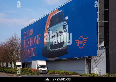 Bau von Wrap in der Mini-Fabrik, Oxford, Werbung für die neue Generation 2024 Mini Cooper. NB: Das Foto wurde durch den Zaun gemacht, nicht auf Mini Land. Stockfoto