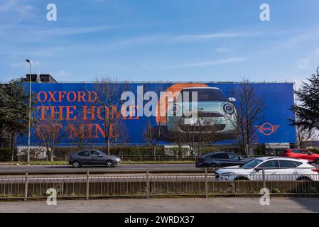 Bau von Wrap in der Mini-Fabrik, Oxford, Werbung für die neue Generation 2024 Mini Cooper. Stockfoto