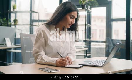 Geschäftsfrau Arabische Indianerin Mädchen Geschäftsfrau Manager Laptop Computer Arbeit Schreiben Notizbuch Notizen Ideen Schreiben Arbeiten Daumen hoch Empfehlen Stockfoto