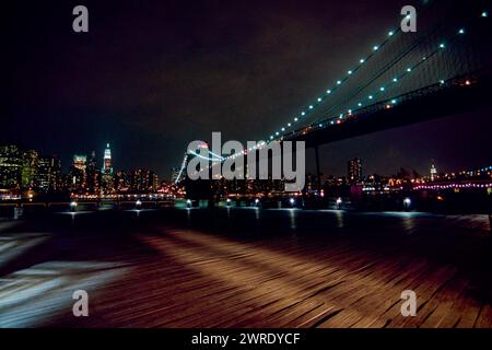 Blick auf die Brooklyn Bridge und New York (Lower Manhattan) bei Nacht, aufgenommen im Januar 2008 Stockfoto