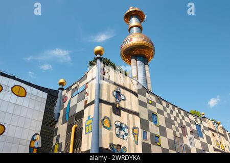 Mehrfarben-Spitelau-Verbrennungsofen und -Turm im Wiener Stadtzentrum. Österreich Stockfoto