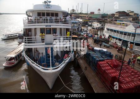 10/15 Fährschiffe werden in Macapá am Amazonasgebiet in Brasilien geladen. Stockfoto