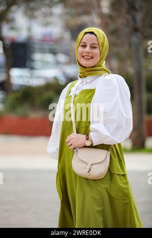 Gaziantep, Turkiye. März 2024. Türkische Mädchen tragen den Hijab in den Straßen von Gaziantep, Südturkiye. Trotz der säkularen Verfassung und der modernistischen Identität der türkischen republik durchdringen islamische Kultur und Werte immer noch einen konsistenten Teil der türkischen Gesellschaft (Credit Image: © Zakariya Yahya/IMAGESLIVE via ZUMA Press Wire). Nicht für kommerzielle ZWECKE! Stockfoto