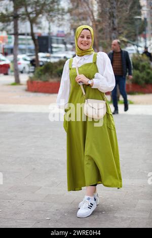 Gaziantep, Turkiye. März 2024. Türkische Mädchen tragen den Hijab in den Straßen von Gaziantep, Südturkiye. Trotz der säkularen Verfassung und der modernistischen Identität der türkischen republik durchdringen islamische Kultur und Werte immer noch einen konsistenten Teil der türkischen Gesellschaft (Credit Image: © Zakariya Yahya/IMAGESLIVE via ZUMA Press Wire). Nicht für kommerzielle ZWECKE! Stockfoto