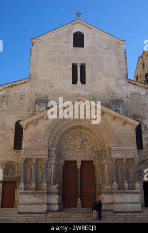 Die Kirche St.. Trophime (Trophimus) Place de la République Arles Frankreich Stockfoto