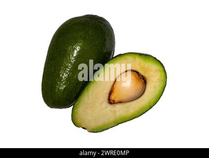 Zwei Scheiben Avocado auf weißem Hintergrund. Eine Scheibe mit Kern. Design Element für Etikett. Stockfoto