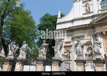 Die Kirche St.. Peter und St. Paul mit heiligen Skulpturen in Polen, Krakau Stockfoto