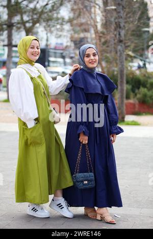 Gaziantep, Turkiye. März 2024. Türkische Mädchen tragen den Hijab in den Straßen von Gaziantep, Südturkiye. Trotz der säkularen Verfassung und der modernistischen Identität der türkischen republik durchdringen islamische Kultur und Werte immer noch einen konsistenten Teil der türkischen Gesellschaft (Credit Image: © Zakariya Yahya/IMAGESLIVE via ZUMA Press Wire). Nicht für kommerzielle ZWECKE! Stockfoto