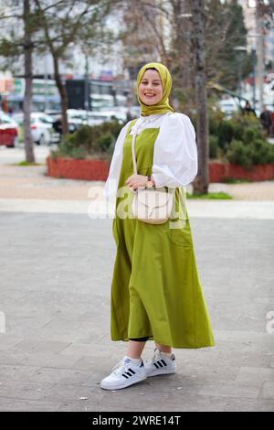 Gaziantep, Turkiye. März 2024. Türkische Mädchen tragen den Hijab in den Straßen von Gaziantep, Südturkiye. Trotz der säkularen Verfassung und der modernistischen Identität der türkischen republik durchdringen islamische Kultur und Werte immer noch einen konsistenten Teil der türkischen Gesellschaft (Credit Image: © Zakariya Yahya/IMAGESLIVE via ZUMA Press Wire). Nicht für kommerzielle ZWECKE! Stockfoto