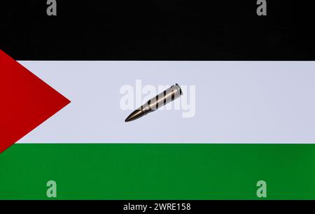 Das Bild mit der palästinensischen Flagge, auf der eine Kugel steht, zeigt uns, dass sie bereit ist, einen Krieg zwischen Israel und Palästina anzugreifen und auszulösen. Stopp W Stockfoto