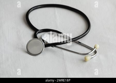 Medizinische Stethoskop auf weißem Hintergrund. Health Care Konzept Stockfoto