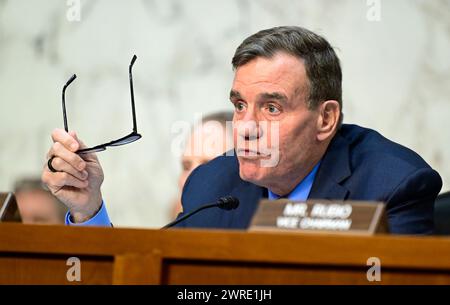 US-Senator Mark Warner (Demokrat von Virginia), Vorsitzender des Select Committee on Intelligence des US-Senats fragt Zeugen während der Anhörung des Select Committee on Intelligence des US-Senats, um weltweite Bedrohungen im Hart Senate Office Building auf dem Capitol Hill in Washington, DC am Montag, den 11. März 2024 zu untersuchen.Credit: Ron Sachs/CNP /MediaPunch Stockfoto