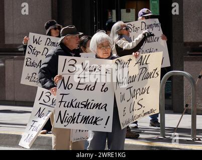San Francisco, USA. März 2024. Am 11. März 2024 nehmen Menschen an einer Kundgebung gegen Japans Meeresableitung von nuklearem Abwasser aus Fukushima vor dem Generalkonsulat von Japan in San Francisco, Kalifornien, USA, Teil. Quelle: Li Jianguo/Xinhua/Alamy Live News Stockfoto