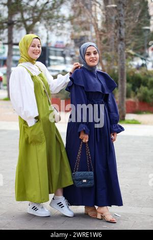 Gaziantep, Turkiye. März 2024. Türkische Mädchen tragen den Hijab in den Straßen von Gaziantep, Südturkiye. Trotz der säkularen Verfassung und der modernistischen Identität der türkischen republik durchdringen islamische Kultur und Werte immer noch einen konsistenten Teil der türkischen Gesellschaft (Credit Image: © Zakariya Yahya/IMAGESLIVE via ZUMA Press Wire). Nicht für kommerzielle ZWECKE! Stockfoto