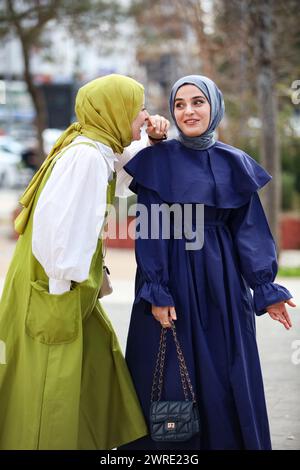 Gaziantep, Turkiye. März 2024. Türkische Mädchen tragen den Hijab in den Straßen von Gaziantep, Südturkiye. Trotz der säkularen Verfassung und der modernistischen Identität der türkischen republik durchdringen islamische Kultur und Werte immer noch einen konsistenten Teil der türkischen Gesellschaft (Credit Image: © Zakariya Yahya/IMAGESLIVE via ZUMA Press Wire). Nicht für kommerzielle ZWECKE! Stockfoto