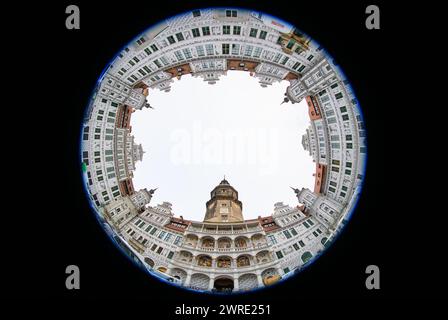 Dresden, Deutschland. März 2024. Blick aus der sogenannten Froschperspektive vom Großen Schlosshof des Dresdner Residenzschlosses mit dem Hausmannsturm und dem vierstöckigen restaurierten Altan. Robert Michael/dpa/Alamy Live News Stockfoto