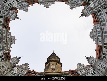 Dresden, Deutschland. März 2024. Blick aus der sogenannten Froschperspektive vom Großen Schlosshof des Dresdner Residenzschlosses mit dem Hausmannsturm und dem vierstöckigen restaurierten Altan. Robert Michael/dpa/Alamy Live News Stockfoto