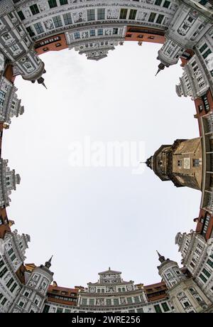 Dresden, Deutschland. März 2024. Blick aus der sogenannten Froschperspektive vom Großen Schlosshof des Dresdner Residenzschlosses mit dem Hausmannsturm und dem vierstöckigen restaurierten Altan. Robert Michael/dpa/Alamy Live News Stockfoto