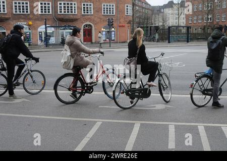 Kopenhagen, Dänemark /12 Mach 2024/.Fahrradweg für Radfahrer in Dan ish Hauptstadt Kopenhagen. (Photo.Francis Joseph Dean/Dean Pictures) Stockfoto