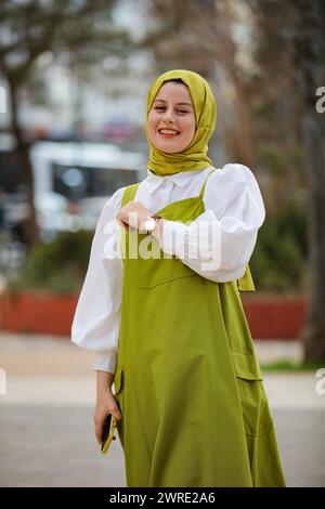 Gaziantep, Turkiye. März 2024. Türkische Mädchen tragen den Hijab in den Straßen von Gaziantep, Südturkiye. Trotz der säkularen Verfassung und der modernistischen Identität der türkischen republik durchdringen islamische Kultur und Werte immer noch einen konsistenten Teil der türkischen Gesellschaft (Credit Image: © Zakariya Yahya/IMAGESLIVE via ZUMA Press Wire). Nicht für kommerzielle ZWECKE! Stockfoto