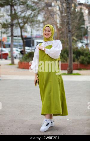 Gaziantep, Turkiye. März 2024. Türkische Mädchen tragen den Hijab in den Straßen von Gaziantep, Südturkiye. Trotz der säkularen Verfassung und der modernistischen Identität der türkischen republik durchdringen islamische Kultur und Werte immer noch einen konsistenten Teil der türkischen Gesellschaft (Credit Image: © Zakariya Yahya/IMAGESLIVE via ZUMA Press Wire). Nicht für kommerzielle ZWECKE! Stockfoto