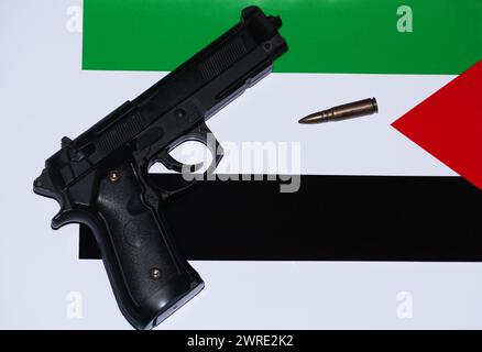 Konflikt zwischen Israel und Palästina. Das Bild mit der palästinensischen Flagge, auf der eine Waffe steht und bereit für den Krieg ist. Stoppen Sie den Krieg. Frieden. Palästina-Krieg Stockfoto