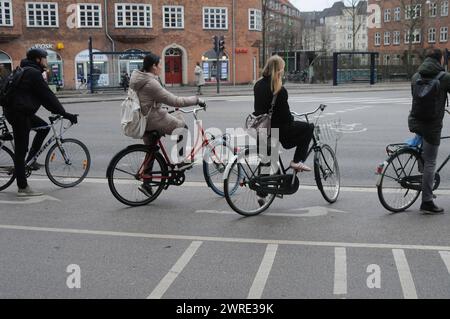 Kopenhagen, Dänemark /12 Mach 2024/.Fahrradweg für Radfahrer in Dan ish Hauptstadt Kopenhagen. Photo.Francis Joseph Dean/Dean Pictures Stockfoto